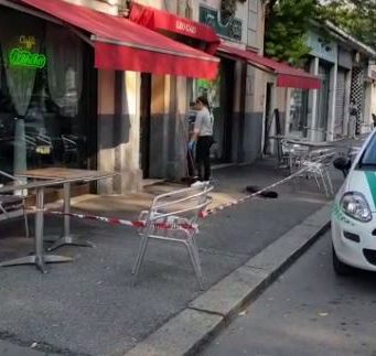 Auto impazzita travolge una donna in un bar di via Milano (video)