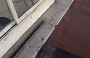 Restano critiche le condizioni dell’uomo che si è dato fuoco