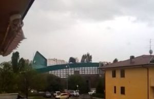 Maltempo, flagellata la provincia. Vola il tetto della palestra di Onzato