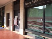 Un botto. Rapinatori fanno saltare il bancomat della Mps del Villaggio