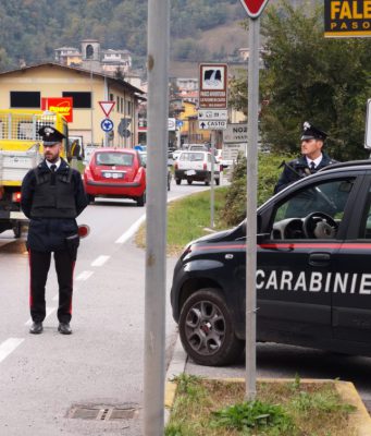 Paura a Magno per l’aggressione violenta in casa: indagini dei Carabinieri in corso