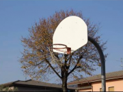 A Coccaglio spariscono i canestri dal campetto: scoppia la polemica