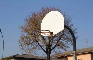 A Coccaglio spariscono i canestri dal campetto: scoppia la polemica