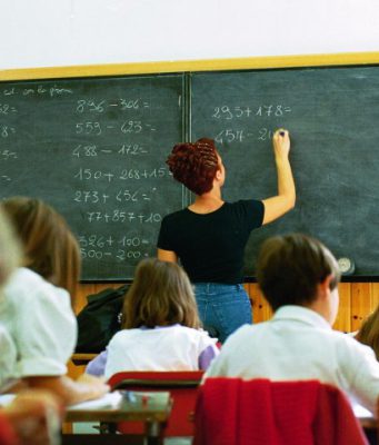 Azzolina: per ora le scuole non riaprono ma anno salvo