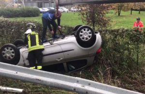Esce di strada e si ribalta: paura per una giovane donna
