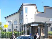 Pontevico, abbraccia un anziano per derubarlo