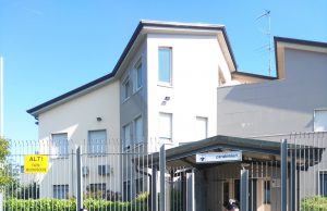 Pontevico, abbraccia un anziano per derubarlo