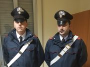 Ingoia tre dosi di coca per sfuggire all’arresto: fermato 46enne