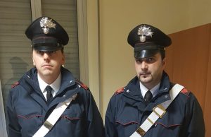 Ingoia tre dosi di coca per sfuggire all’arresto: fermato 46enne