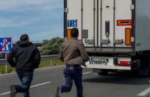 Viaggio della speranza: tre immigrati scovati in un tir diretto a Capriolo