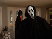 Con maschere da “Scream” sul viso rapinano supermercato “Dpiù”