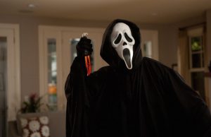Con maschere da “Scream” sul viso rapinano supermercato “Dpiù”