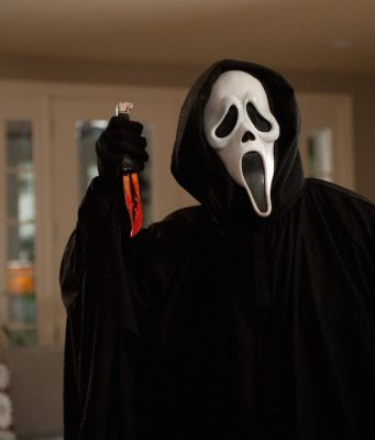 Con maschere da “Scream” sul viso rapinano supermercato “Dpiù”