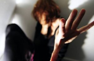 Montichiari, 36enne segregata e picchiata perchè non lo voleva sposare