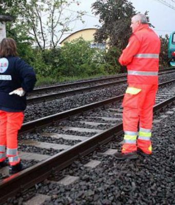 Tragedia a Rezzato, muore investito dal treno. Tratta chiusa