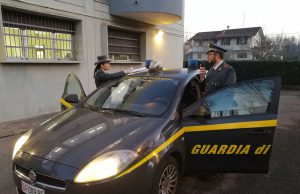 Prodotti senza etichetta, scatta il sequestro in 3 negozi della città