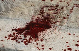 Sangue davanti alla chiesa di Vighizzolo: giallo a Montichiari