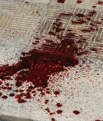 Sangue davanti alla chiesa di Vighizzolo: giallo a Montichiari