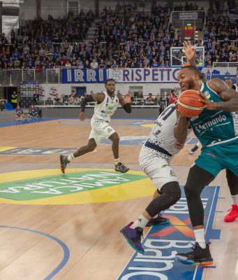 Germani Basket Brescia, vittoria di carattere contro Cantù: 81-63