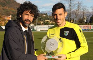 Feralpisalò, il presidente dell’Aic Tommasi premia Simone Guerra