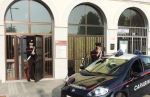 Follia a Rovato: banda semina il panico prima di schiantarsi con la macchina