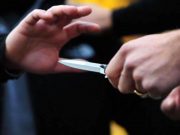 Lite in famiglia, accoltella il fratello a cena