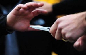 Lite in famiglia, accoltella il fratello a cena