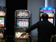 Gioca alla slot senza green pass, multa per lui e per il titolare