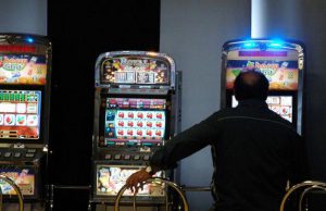 Battaglia del sindaco contro la ludopatia. Il tribunale ferma tutto