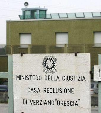 Tenta di introdurre in carcere un cellulare. Bloccata e denunciata