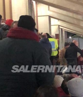 Donnarumma segna e non esulta: lo fanno i parenti. Parapiglia in tribuna