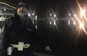 Desenzano, agente-eroe salva donna dal suicidio