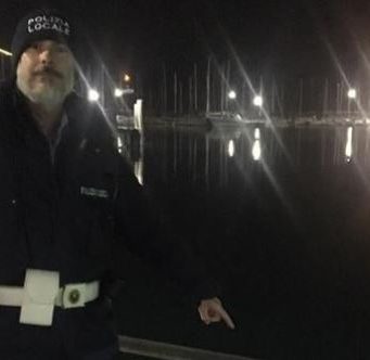 Desenzano, agente-eroe salva donna dal suicidio