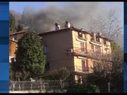 Tetto mangiato dal fuoco nella villa in via Cave