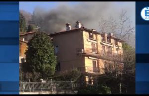 Tetto mangiato dal fuoco nella villa in via Cave