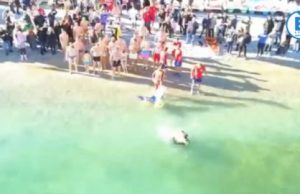 Tuffo delle Befane. In quaranta hanno sfidato le acque gelide del lago