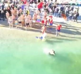 Tuffo delle Befane. In quaranta hanno sfidato le acque gelide del lago