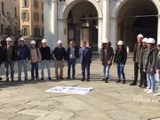 Caschetti bianchi, il saluto in Piazza Loggia