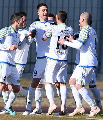 La Feralpisalò ingrana la settima: Gubbio battuto 3-0