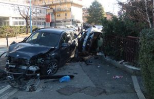 Paura in via Branze: auto impazzita travolge e ferisce quattro studenti