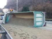 Camion si ribalta ai Tormini: sabbia sull’asfalto, traffico in tilt
