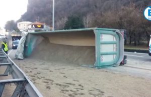 Camion si ribalta ai Tormini: sabbia sull’asfalto, traffico in tilt