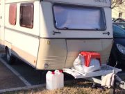 Sporcizia e rifiuti con sosta abusiva a Lamarmora: la rabbia dei cittadini