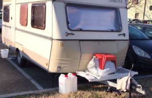 Sporcizia e rifiuti con sosta abusiva a Lamarmora: la rabbia dei cittadini