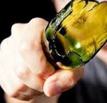 I vicini di casa non vanno d’accordo, scatta la rissa. Quattro ricoveri