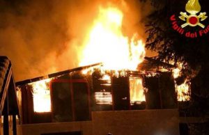 Borno, incendio divora la Capanna Plai