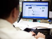 4500 accessi su Facebook durante il lavoro, licenziata per “giusta causa”