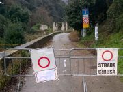 Frana alla Valle delle Cartiere: strada chiusa, geologi e operai al lavoro