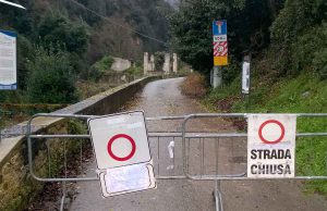 Frana alla Valle delle Cartiere: strada chiusa, geologi e operai al lavoro