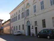 Appicca il fuoco in ospedale e si ustiona